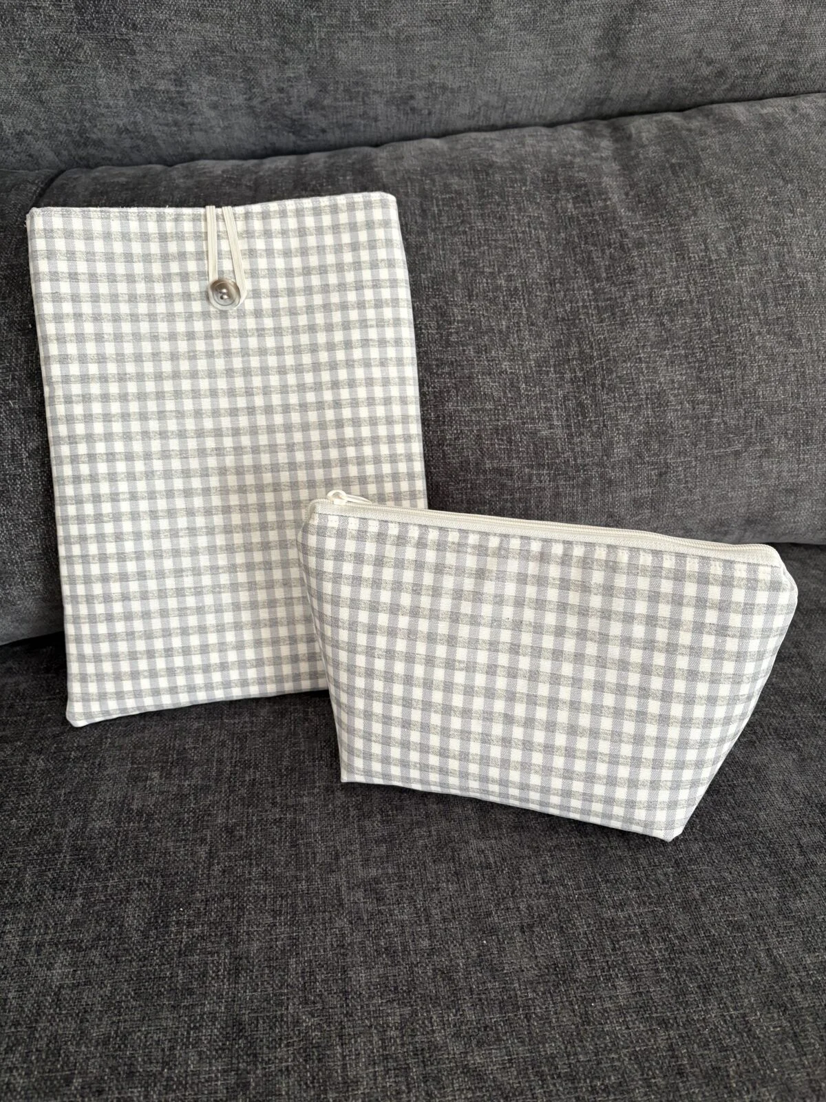 Funda Acolchada Vichy Gris y Blanco para Libro/Tablet + Neceser a Juego - Protección y Estilo - Imagen 2