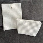 Funda Acolchada Vichy Gris y Blanco para Libro/Tablet + Neceser a Juego - Protección y Estilo