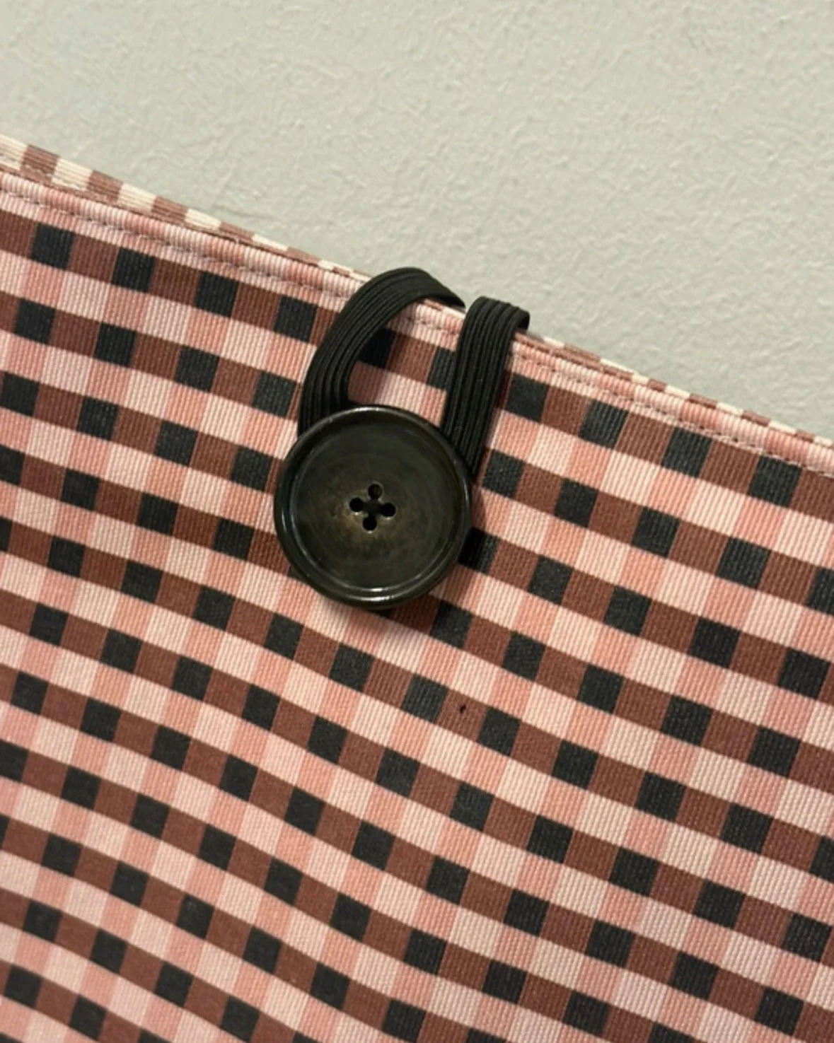 Funda de Libro Acolchada Cuadros Marrones y Negros con Llavero a Juego - Imagen 2