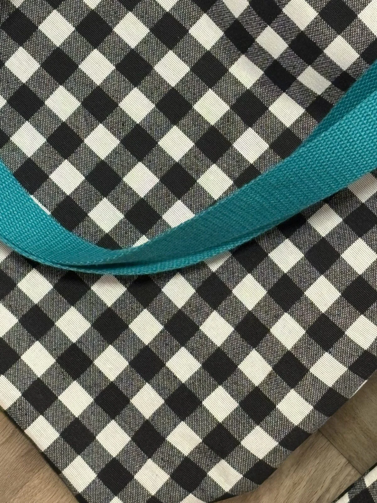 Bolsa Totebag Vichy Negro y Blanco con Asas Turquesa y Funda Acolchada a Juego - Imagen 3