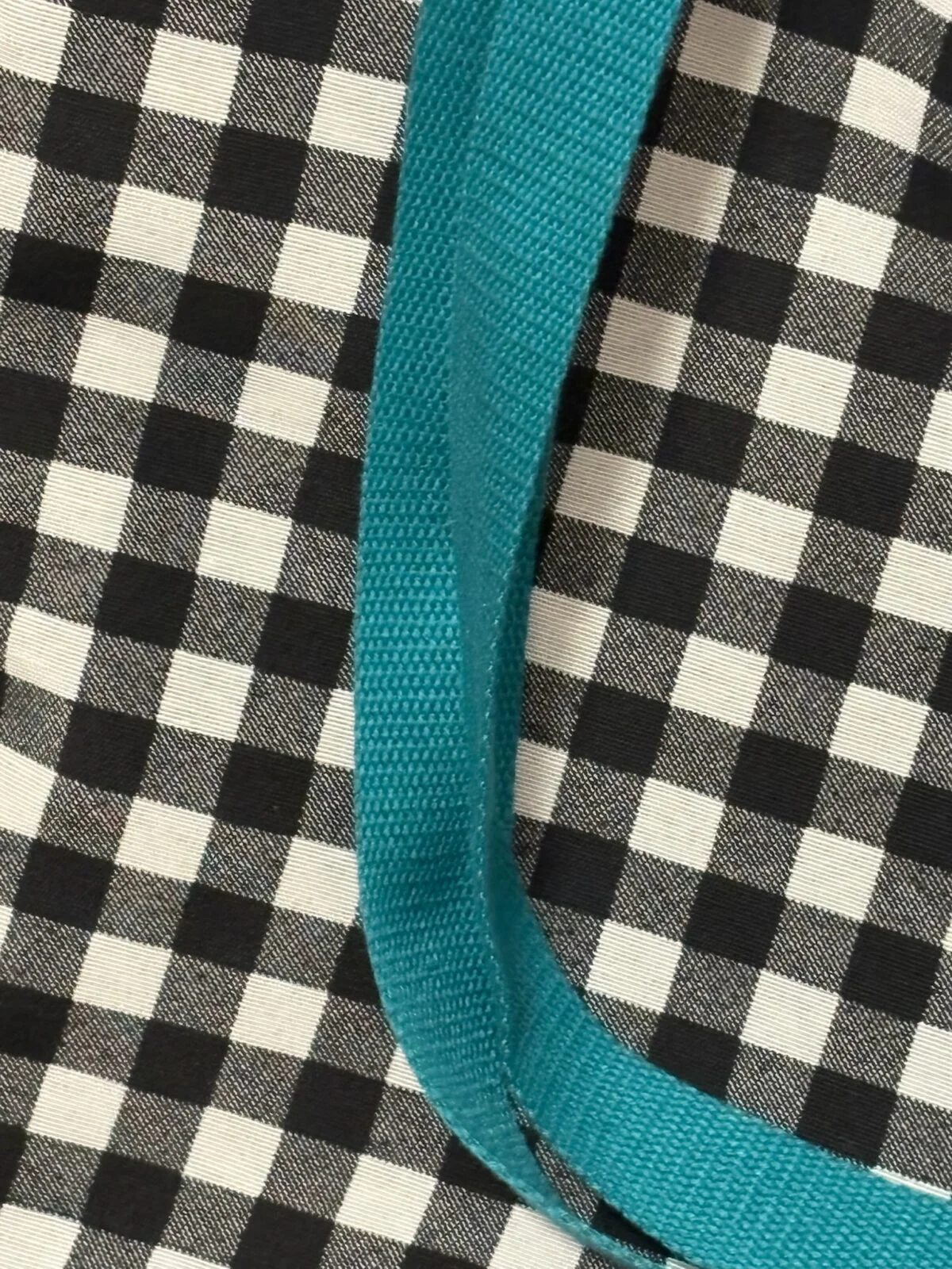 Bolsa Totebag Vichy Negro y Blanco con Asas Turquesa y Funda Acolchada a Juego - Imagen 4