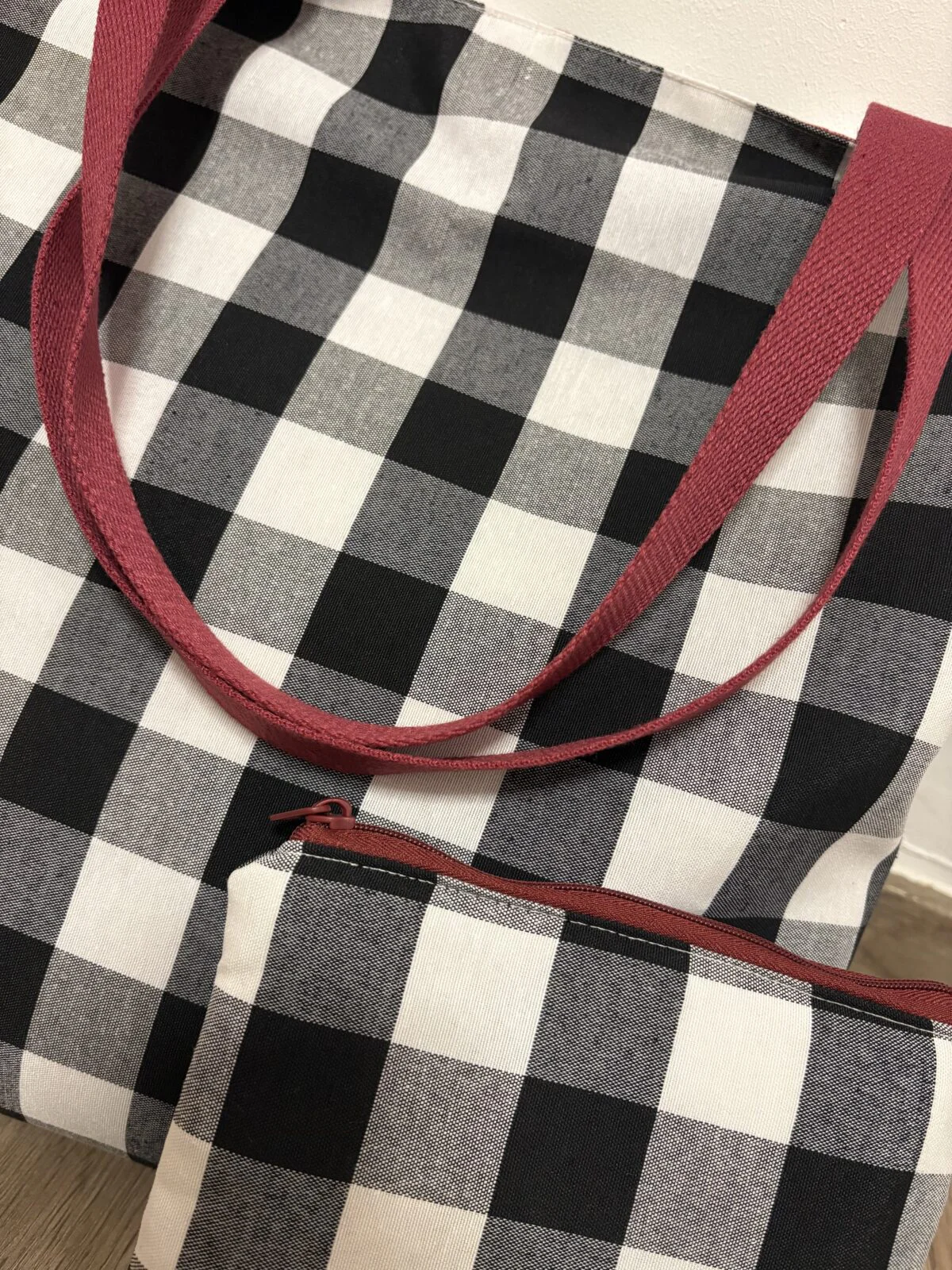 Totebag y neceser granate - Imagen 3