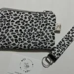 Elegante Conjunto de Monedero de Tela y Llavero Artesanal - Ideal para Regalo