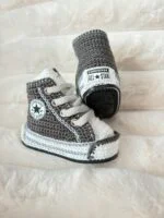 Zapatilla tipo convers a crochet