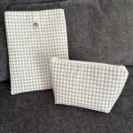 Funda Acolchada Vichy Gris y Blanco para Libro/Tablet + Neceser a Juego - Protección y Estilo