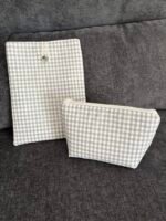 Funda Acolchada Vichy Gris y Blanco para Libro/Tablet + Neceser a Juego - Protección y Estilo