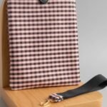 Funda de Libro Acolchada Cuadros Marrones y Negros con Llavero a Juego