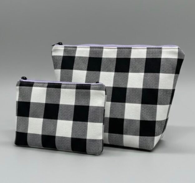 cropped-IMG_3338.jpeg Neceser Acolchado Vichy Blanco y Negro - Pack 2 Tamaños con Cremallera Lila - Imagen 1
