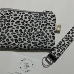 Elegante Conjunto de Monedero de Tela y Llavero Artesanal - Ideal para Regalo