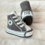 Zapatilla tipo convers a crochet