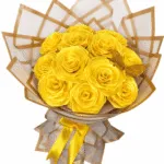 Ramo de 12 rosas en amarillo con detalle de mariposa