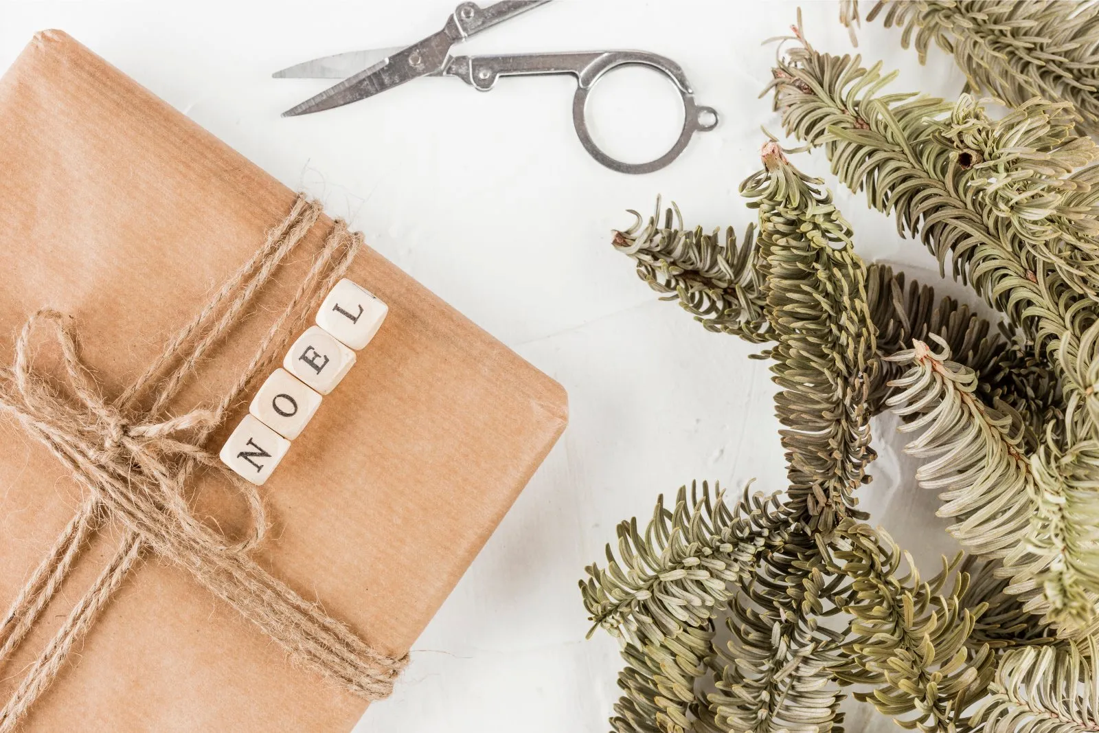 Regalos de Navidad envueltos en papel kraft con ramas de abeto