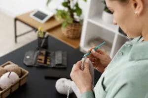 Artesana organizando sus piezas de punto hechas a mano